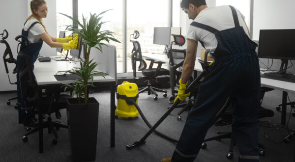 full-shot-people-cleaning-office